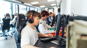 Drenge gamer e-sport på efterskole